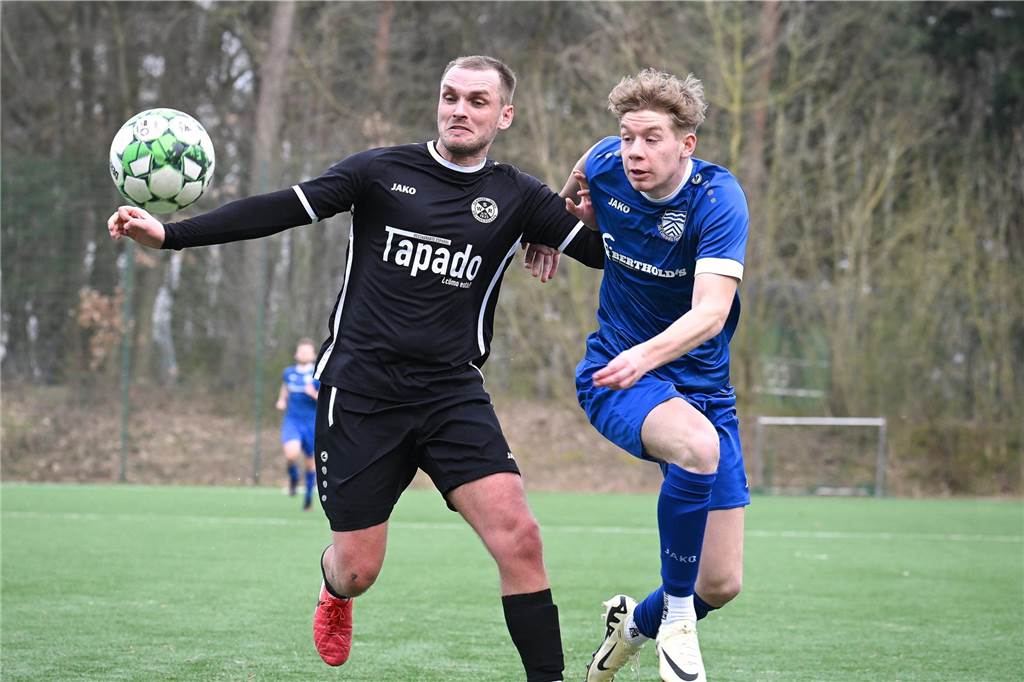 Flaesheim schenkt gegen Röllinghausen eine 2:0-Führung her Jonas Gerdemann (r.) traf kurz nach Röllinghausens Ausgleich den Pfosten. Wenig später kassierte Concordia Flaesheim das 2:3.