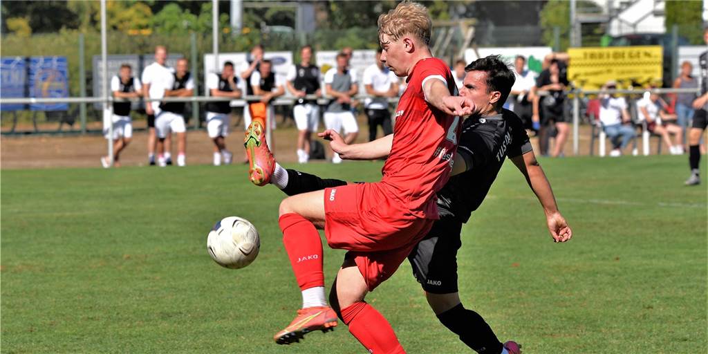 „Fehlende Qualität“: Flaesheims Onnebrink wird nach 3:4-Niederlage deutlich Jonas Gerdemann (v.) erzielte das dritte und letzte Flaesheimer Tor gegen den TuS Gahlen und musste mit seinem Team die Heimreise ohne Punkte im Gepäck antreten.