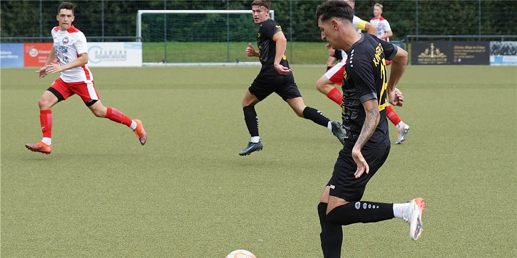 Dreifachtorschütze bringt dem Kamener SC den Sieg im letzten Testspiel – Wiescherhöfen geht unter Jonas Hahn will den Pass in die Mitte zum mitgelaufenen Kamener Moritz Denninghoff spielen.