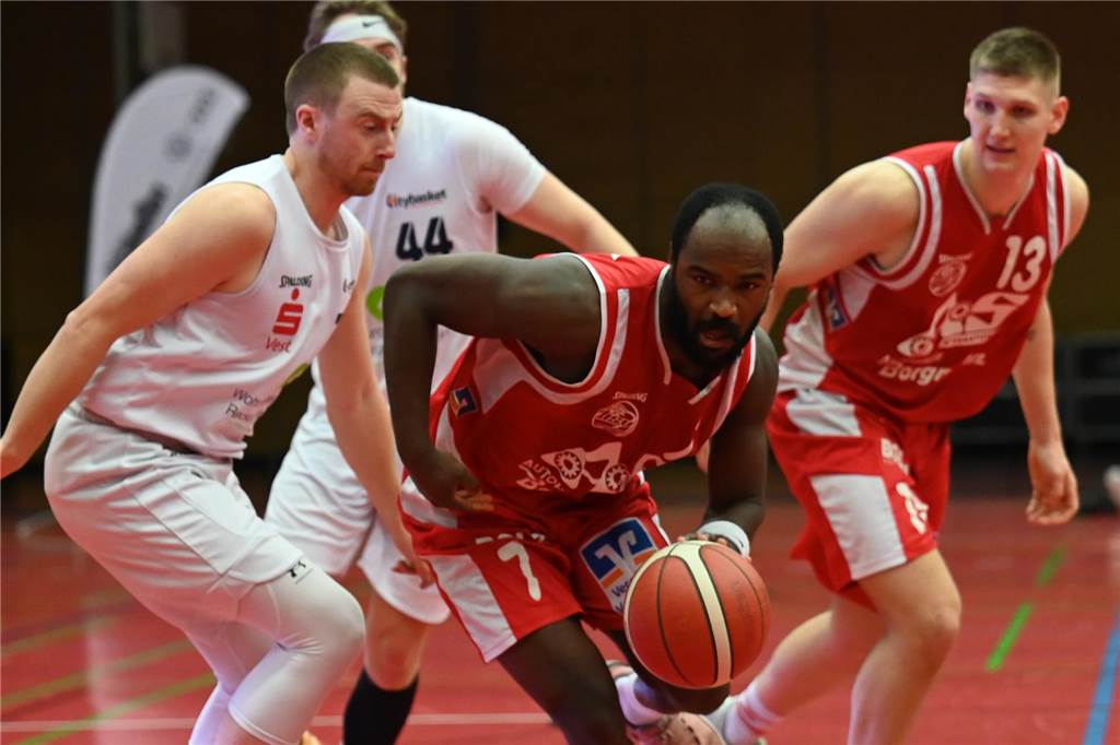 Derbyspannung bis zum Schluss: Citybasket verpasst gegen BSV Wulfen nur knapp die Überraschung Citybasket Recklinghausen - BSV Wulfen, Jonas Harper gegen Niklas Meesmann.
