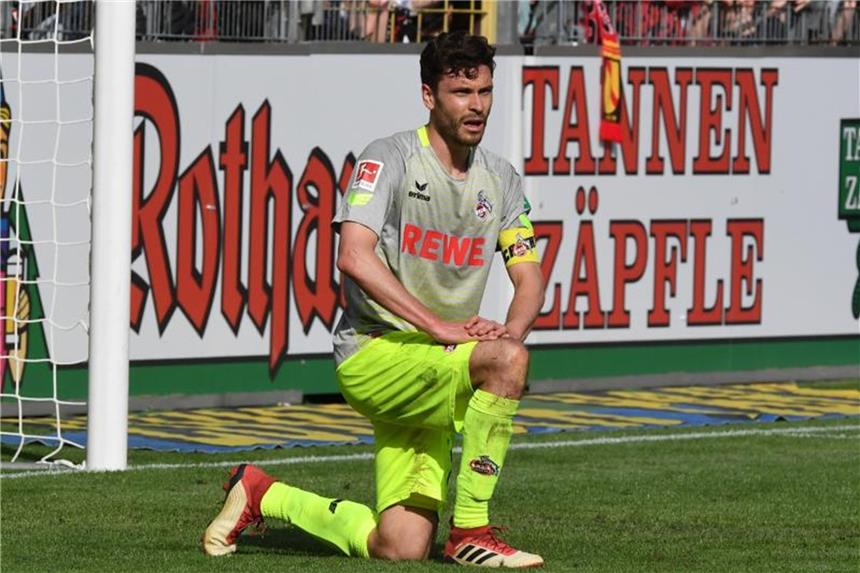 Jonas Hector von Köln kniet auf dem Rasen. Foto: Patrick Seeger