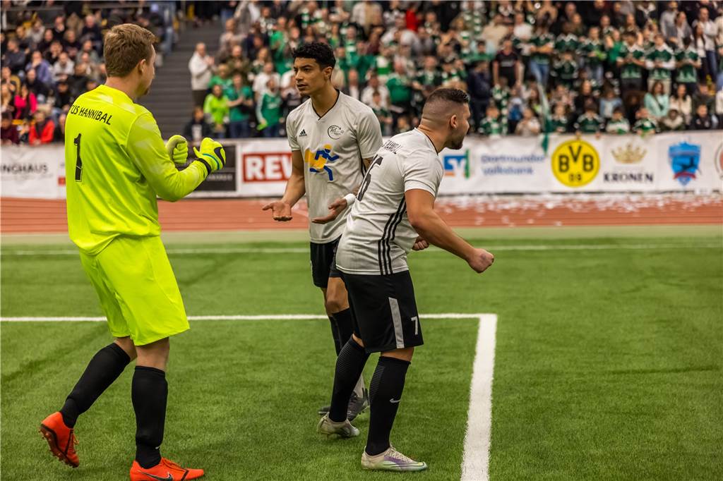 Dortmunder Hallenstadtmeisterschaft hat einen grandiosen König: Bester Torwart überrascht alle Jonas König klatscht mit Mohammed Jabri (M.) ab.