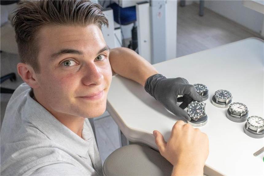 Wie werde ich Uhrmacher/in? Jonas Küblbeck absolviert eine Ausbildung zum Uhrmacher bei der Firma Damasko in Regensburg. Foto: Armin Weigel