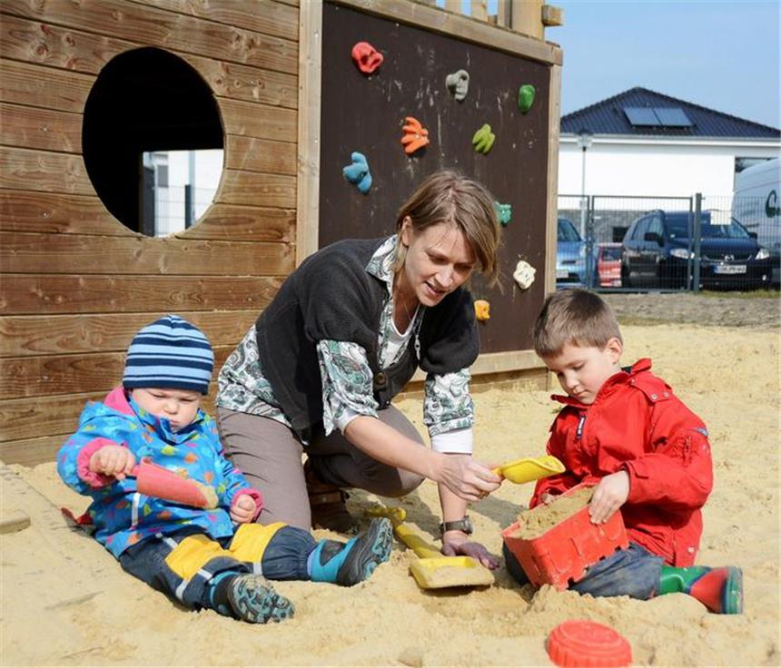 Olfener Kindergarten sucht einen neuen Träger Jonas (l.) und Moritz fühlen sich wie die anderen Mädchen und Jungen im Kinderhaus Rasselbande sichtlich wohl. Unser Foto entstand im Frühjahr und zeigt die beiden Kinder mit Renate Valtwies