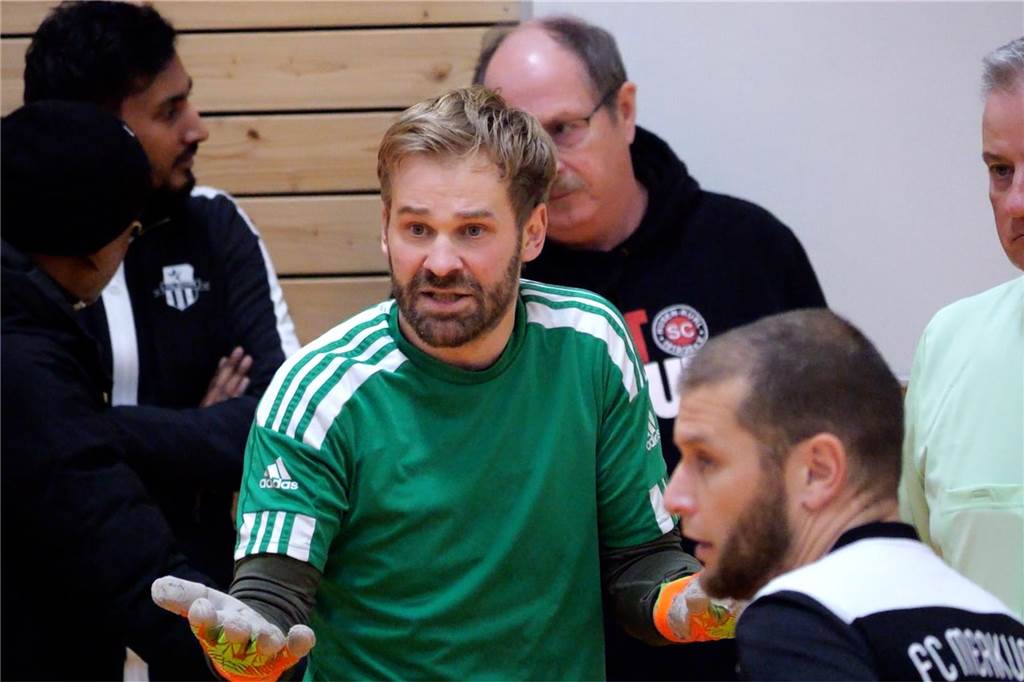 Tragisches Aus der Tamilstars Dortmund: 15 Minuten Verwirrung beim HSM-Qualifikationsturnier Jonas Nathen von den Tamilstars Dortmund schaut verständnislos.
