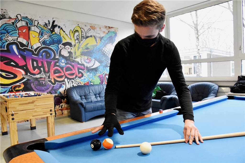 Schüler des Stadtlohner Gymnasiums lernen, eine „ruhige Kugel“ zu schieben Jonas Ostendorf zeigt, wie man mit Queue und Augenmaß den richtigen Berührungspunkt der Kugeln findet.