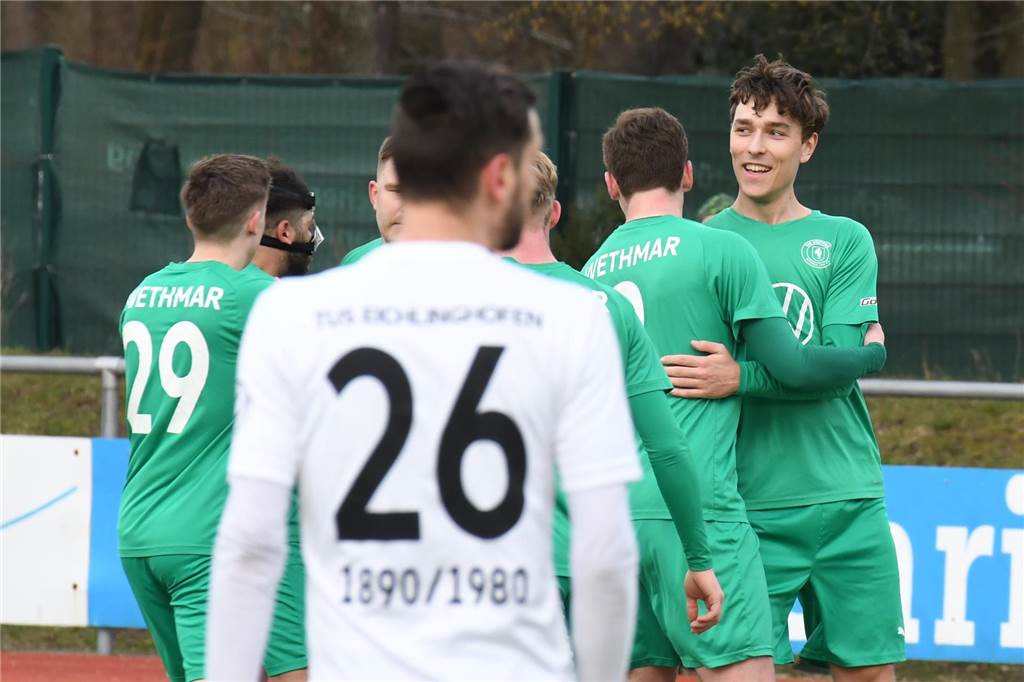 Knappe Niederlage für Westfalia Wethmar Jonas Osterholz (r.) jubelt über den zwischenzeitlichen Ausgleich für Wethmar.