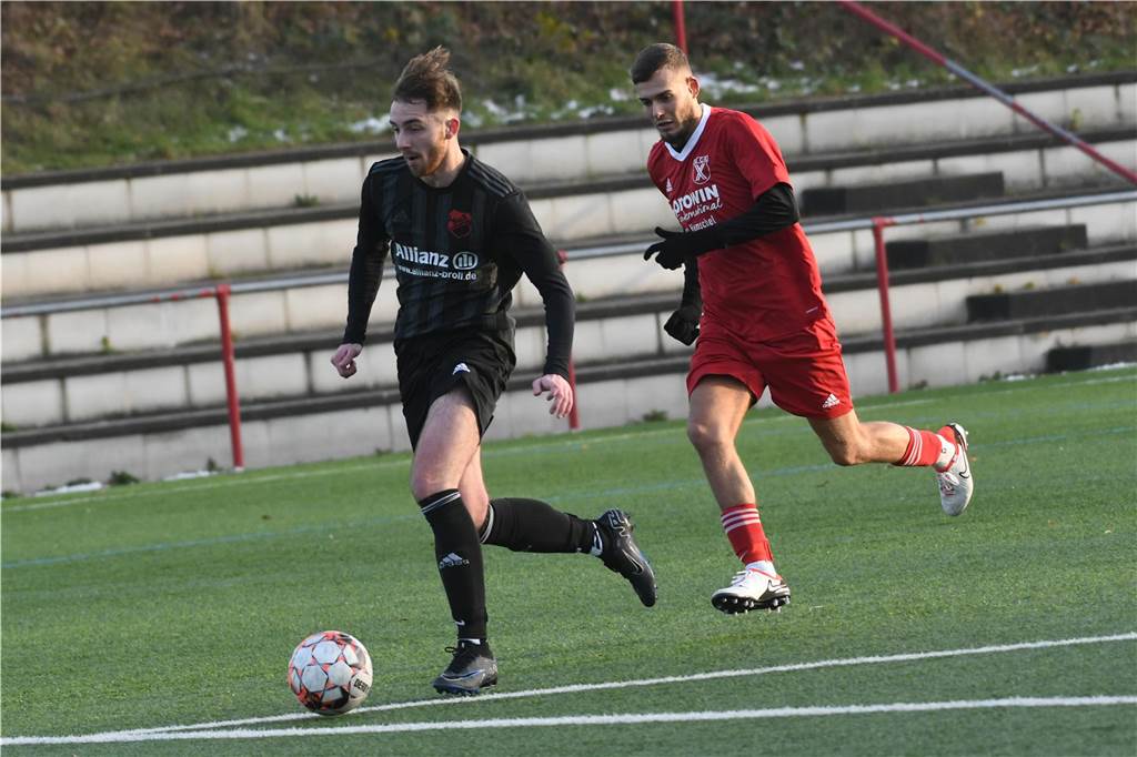 Trotz Hattrick: SuS Merklinde verliert zum dritten Mal Jonas Paeschke (am Ball) spielt beim SuS Merklinde mit alten Bekannten aus der Jugend der SG Castrop zusammen. Unter ihnen Philipp Brandt, Florian Spiecker und Dawid Lewandowski.