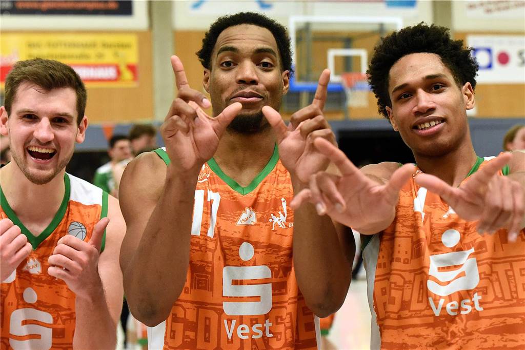 BG Dorsten wollte den Derbysieg mehr: Rebounds, Freiwürfe und Coleman entscheiden Jonas Peters, Aamondae Coleman und Paul Lunguana (v.l.)