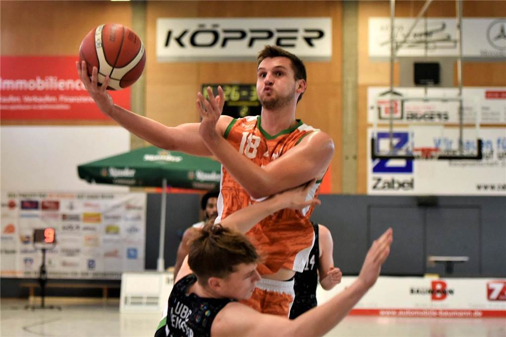 Jonas Peters beim Korbleger
