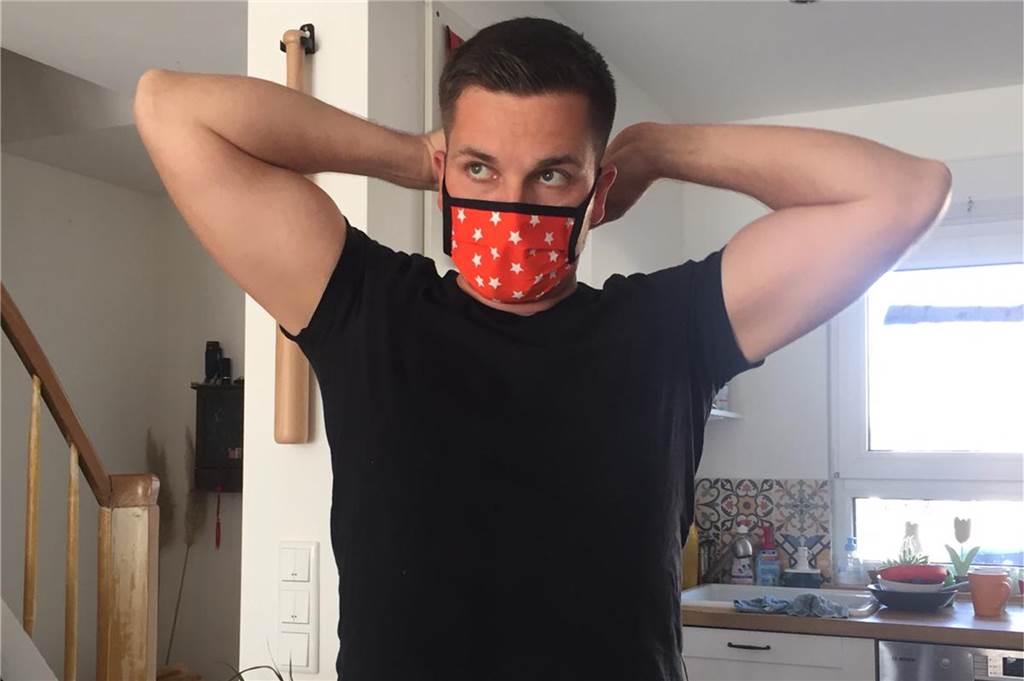 Jonas Ranft trägt eine der selbstgenähten Masken seiner Frau Stella. Sie hat in Ickern inzwischen mehrere Hundert Masken auf Bestellung genäht und verkauft sie für zurzeit 10 Euro an Interessenten.