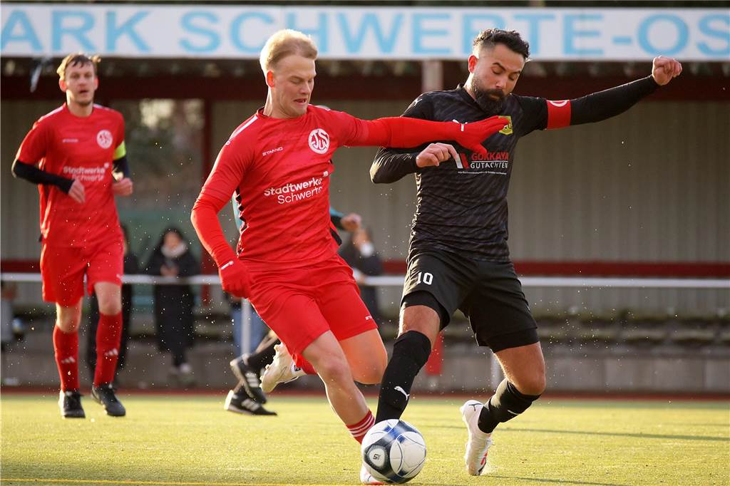 VfB Westhofen angelt sich Stürmer vom ETuS Schwerte-Ost: Dessen Trainer kritisiert den VfB Ein Spieler des ETuS Schwerte führt den Ball.