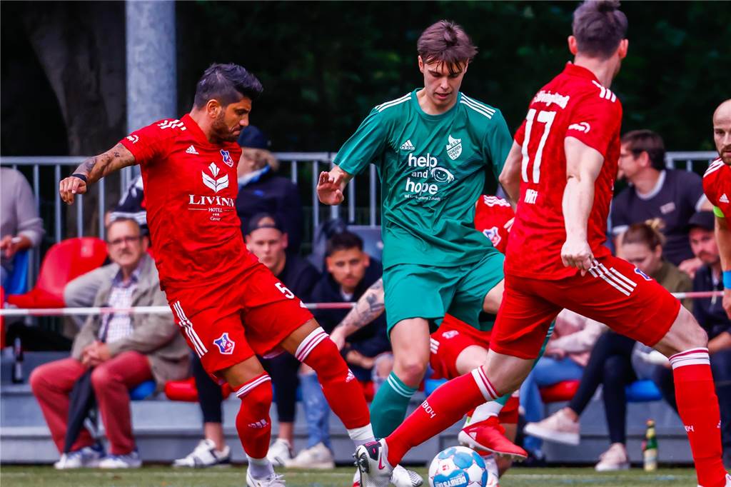 BSV Schürens Top-Spieler freut sich: „Vielleicht brauchen die mich nicht mehr“ Jonas Schneck (Mitte) möchte nicht auf Kamil Bednarski verzichten.