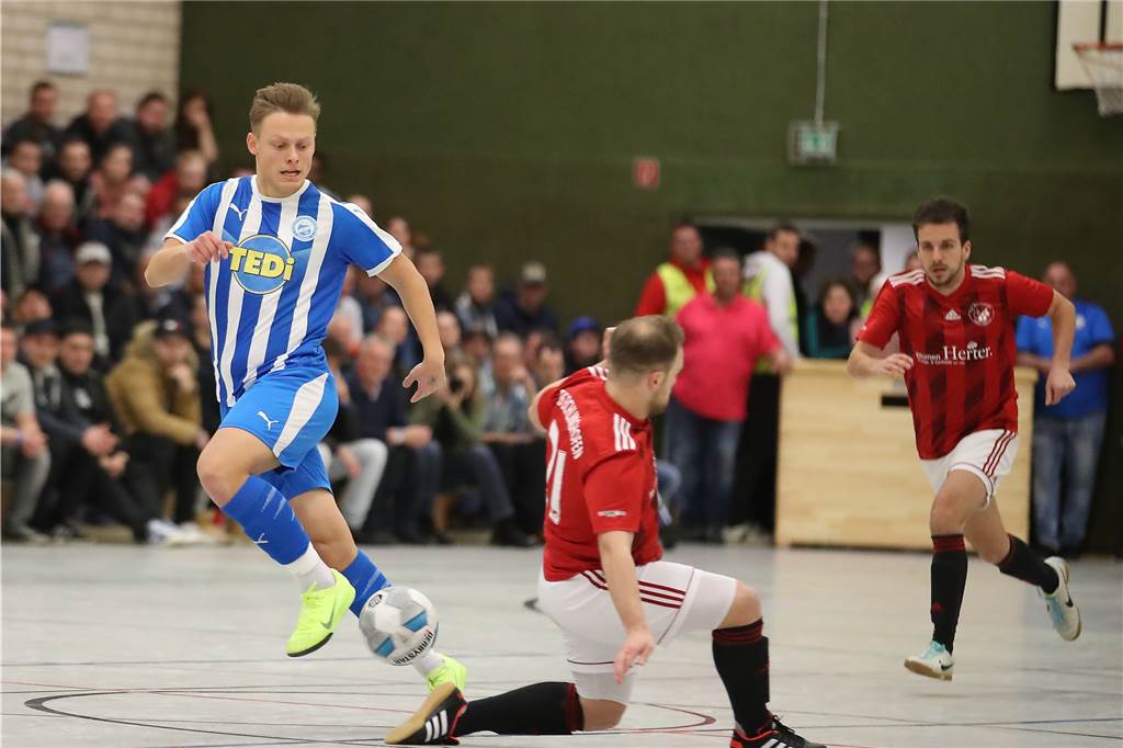 „Fast die ganze Halle war gegen uns“: Brünninghausen überrascht mit extrem jungen Team Jonas Telschow (l.) gelang am Samstag in der Halle Renninghausen für den FC Brünninghausen ein Treffer.