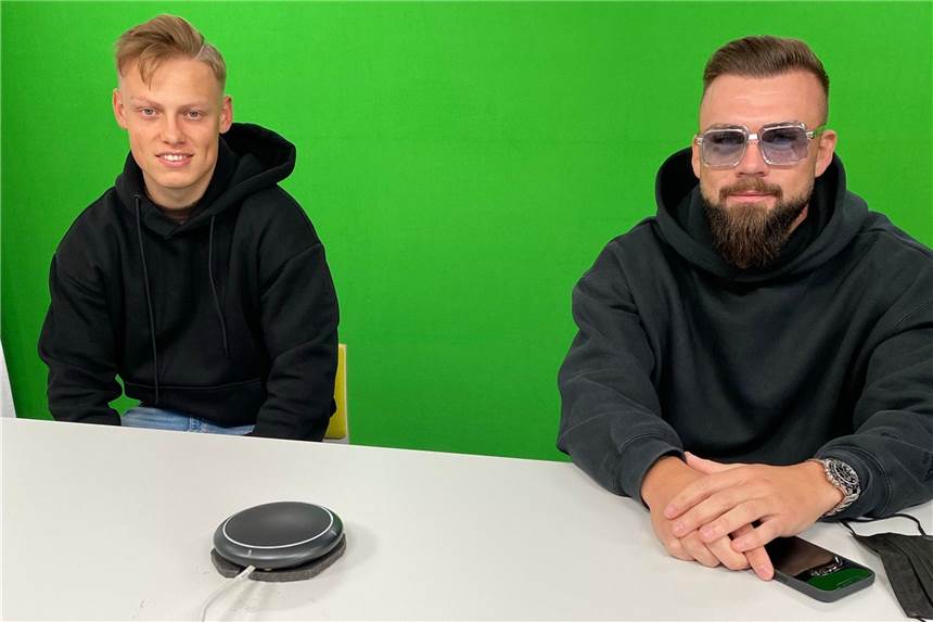 Jonas Telschow (l.) und Dino Dzaferoski waren zum Podcast da.
