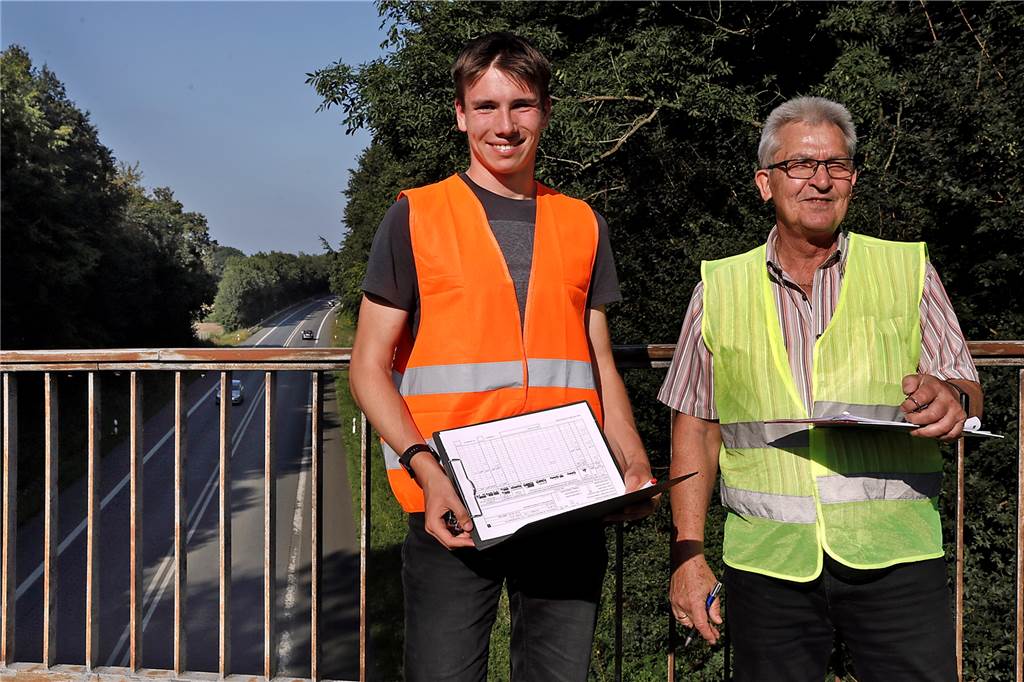 Verkehrsaufkommen in Haltern wird an zwei Messstellen gezählt Jonas Thiel (l.) und Norbert Schulz waren auf der Brücke "Auf dem Hassel" über dem Bossendorfer Damm als Verkehrszähler aktiv.