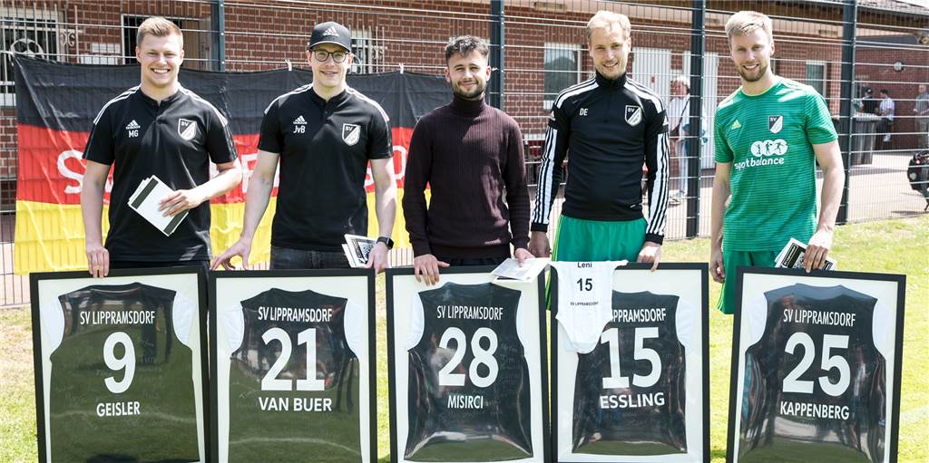 Lippramsdorfs Jonas van Buer (29) hört auf: „Blöd, dass es so endet“ Jonas van Buer (2.v.l.) wurde als einer von fünf Spielern bei der letzten Partie des SV Lippramsdorf verabschiedet. Der 29-Jährige beendet seine Karriere.