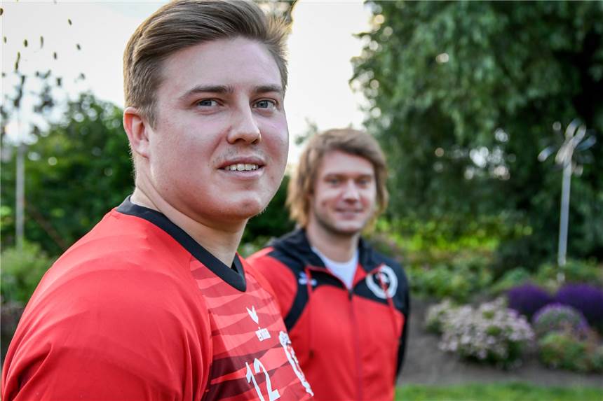 VfL Brambauer schnappt einem Liga-Konkurrenten einen Rückraumspieler weg Jonas Wagner läuft künftig für das Team von Trainer Björn Grüter (hinten) auf.