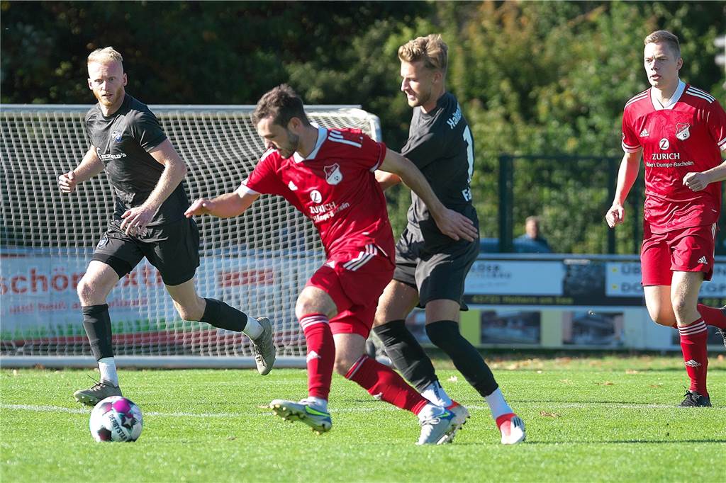 Derby-Spektakel zwischen TuS Haltern und RW Deuten sorgt für viel Ratlosigkeit Jonas Weid (2.v.l.) im Zweikampf mit Ex-Mitspieler Nils Fabisiak. Kurz darauf muss der Deutener ausgewechselt werden, nachdem er unglücklich auf seine Schulter gefallen war.