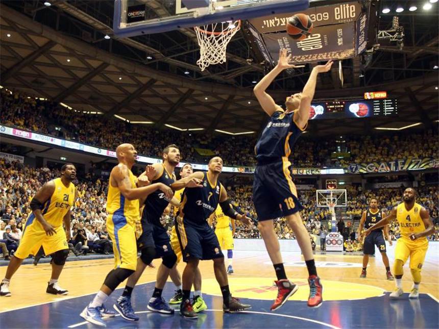 ALBA unterliegt Maccabi Tel Aviv Jonas Wohlfarth (M) von ALBA Berlin schnappt sich den Ball am Korb. Foto: Abir Sultan