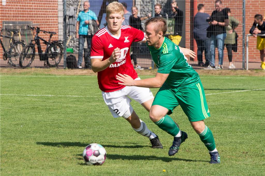 Lippramsdorfer Vorfreude auf Top-Duelle mit Lembeck und Gahlen Jonas Zernahle (r.) verschoss am vergangenen Spieltag zwar einen Elfmeter gegen RW Deuten II, konnte sich am Ende aber dennoch über einen Sieg mit dem SV Lippramsdorf freuen.