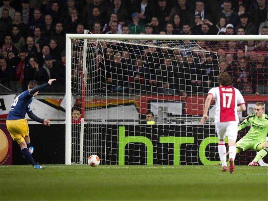 Traumtor von der Mittellinie - Salzburg überrollt Ajax Jonatan Soriano (l) erzielt per Freistoß das 1:0 für Salzburg. Foto: Olaf Kraak