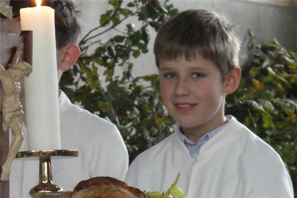 „Unsere Lebensmittel müssen ihren Preis haben“: Deutlicher Appell beim Erntedankfest Jonathan Brömmelkamp war Messdiener während der Erntedankmesse auf dem elterlichen Hof.