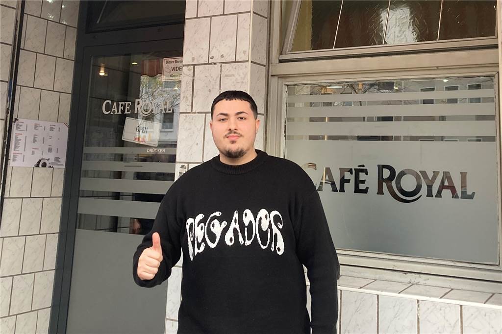 Nordstadt-Cafés heißen bei Google nun wie Lotto-Millionär Chico Jonathan Cannea vor dem Café Royal, dem neuen Lieblingscafé von Chico.
