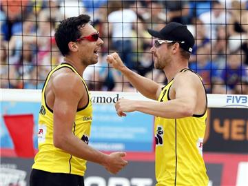 Jonathan Erdmann (l) und Kay Matusik feiern ihren Sieg im Spiel um Platz drei. Foto: Yuri Kochetkov