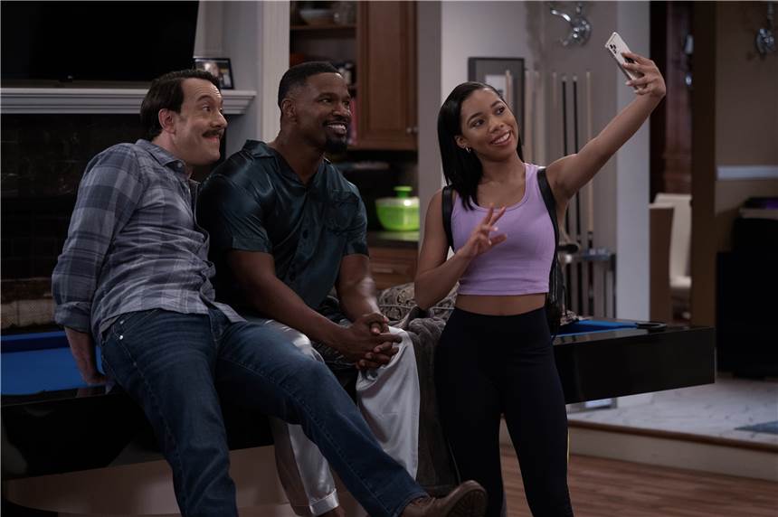 Die Streamingtipps für April: Comeback der Lachkonserve Jonathan Kite (v.l.), Jamie Foxx und Kyla-Drew spielen in der neuen Serie „Dad stop embarrassing me“.