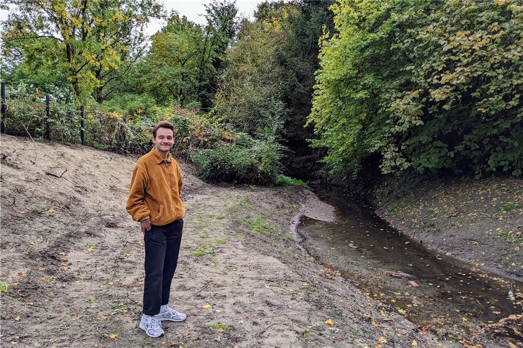Großumbau in Altstadt-Park von Dorsten: Ein Bachlauf wird zur Baustelle Mann an Bachlauf