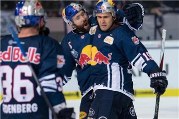 Jonathan Matsumoto (r) ist zum besten Spieler der Playoffs in der Deutschen Eishockey Liga gewählt worden. Foto: Sven Hoppe