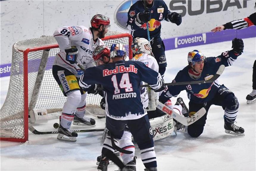 München geht in Eishockey-Finalserie in Führung Jonathan Matsumoto (r) vom EHC Red Bull München jubelt über das Tor zum 2:0 gegen die Eisbären Berlin. Foto: Peter Kneffel