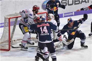Jonathan Matsumoto (r) vom EHC Red Bull München jubelt über das Tor zum 2:0 gegen die Eisbären Berlin. Foto: Peter Kneffel
