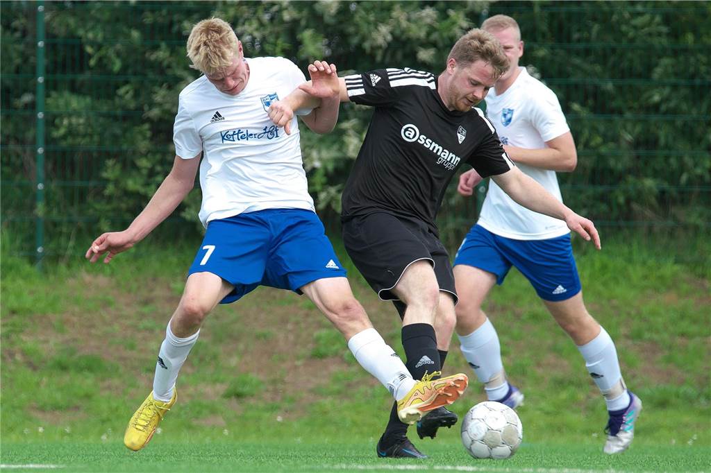 Jonathan Schlüter (l.) erzielte das frühe 1:0 für BW Lavesum.