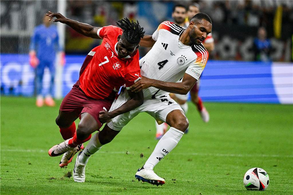 DFB-Elf : Schweiz Jonathan Tah führt einen Zweikampf mit Breel Embolo.
