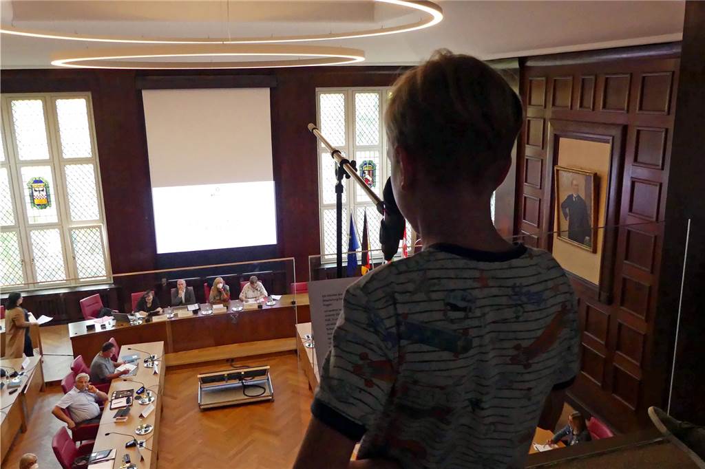 Jonathan (11): „Ukrainische Nachbarskinder konnten monatelang nicht zur Schule!“ Jonathan traut sich was: Er setzt sich vor dem Schulausschuss für seine ukrainischen Nachbarskinder ein.