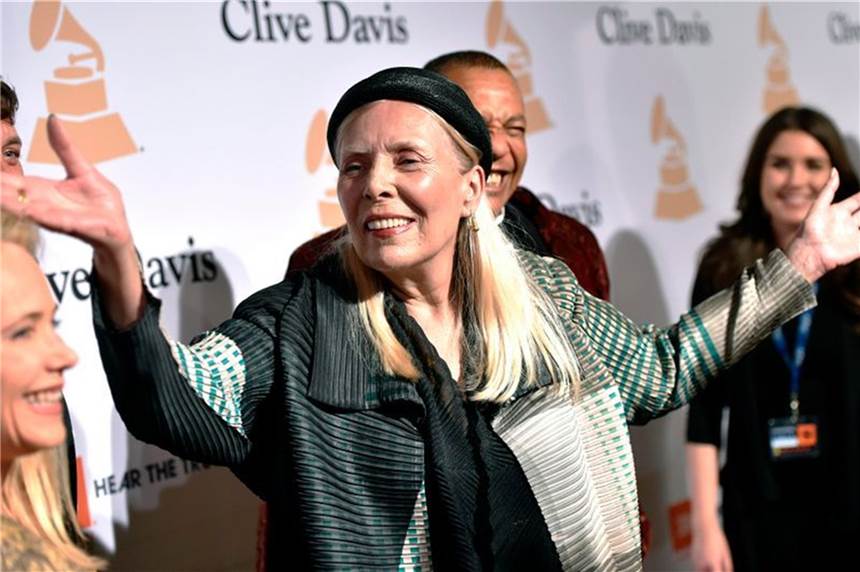 Verschwörungstheorien: Musiker Joni Mitchell und Neil Young verlassen Spotify Joni Mitchell bei der Clive Davis Pre-Grammy Gala 2015. Die Sängerin zieht ihre Musik von Spotify ab.