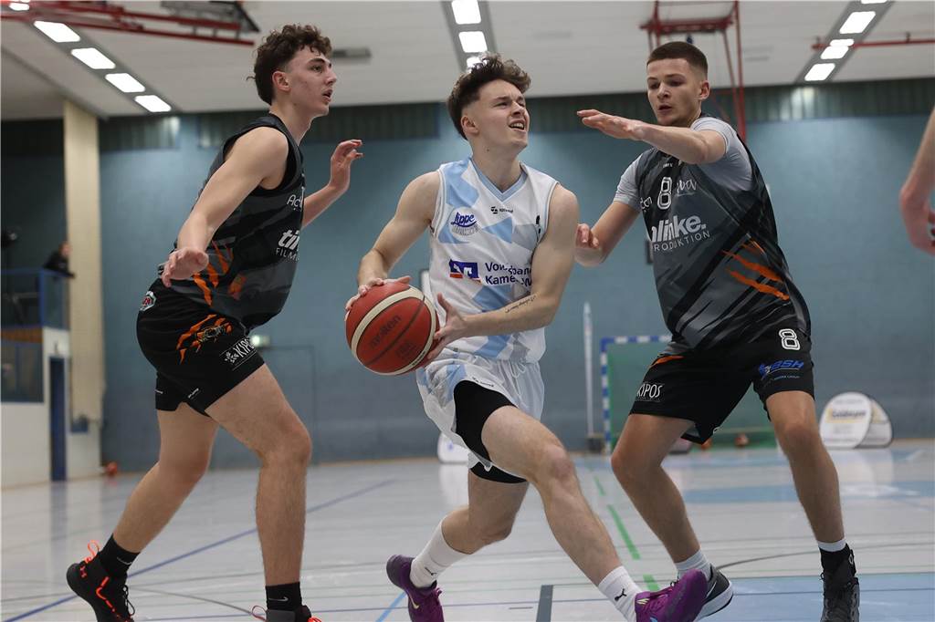 Jordan Most geht gegen zwei Spieler zum Korb.