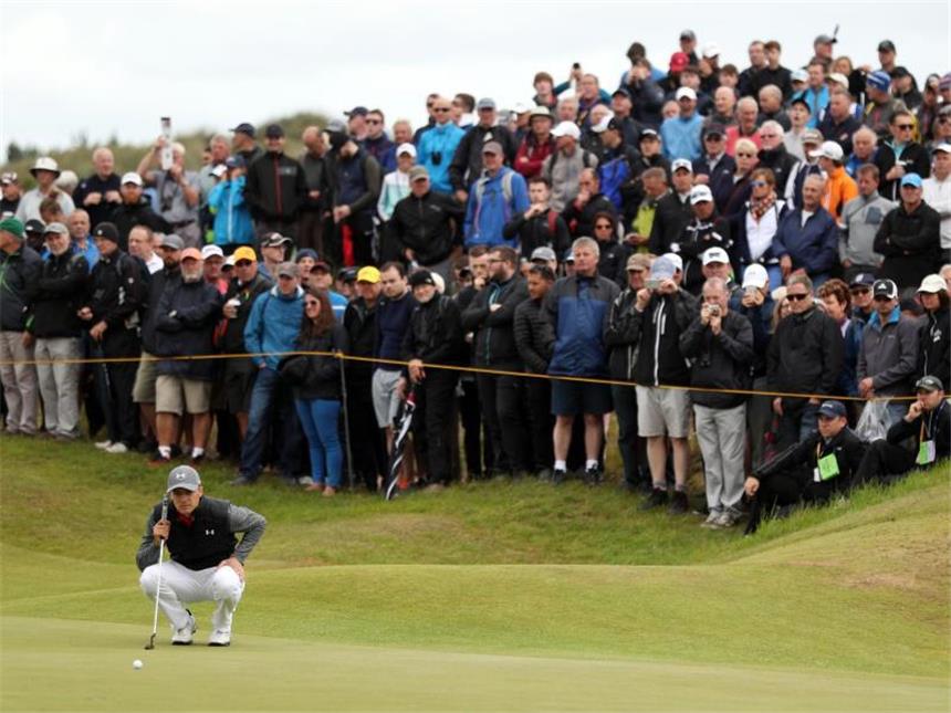 Alles sicher im Royal Birkdale Golf Club Jordan Spieth betrachtet vor den Zuschauern das Grün. Foto: Andrew Matthews