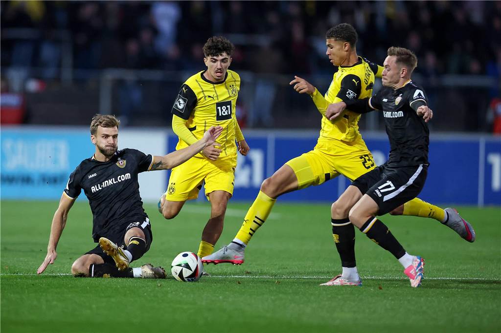 Kann die BVB-U23 gegen Tabellenführer Dresden überraschen?: 3. Liga im Live-Ticker Jordi Paulina führt einen Zweikampf um den Ball