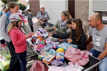 Jordis und Frida Diekmann (re.) verkauften mit Unterstützung von Mutter Christiane und Vater Marco alles, was im Kinderzimmer der Kuschelecke weichen soll.