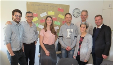 Joscha Riemann (l.) und Bianca Heim (3.v.l.) haben die Job Coaches Paul Drewes-Magdanz (2.v.l.), Patrick Bönki (4.v.l.), Volker Magdanz (3.v.r.) und Christa Magdanz-Biegel (2.v.r.) ausgebildet. Bürgermeister Mike Rexforth (r.) gratulierte und dankte den Ehrenamtlern für ihre Bereitschaft, als Vermittler zwischen Arbeitgebern und Flüchtlingen zu fungieren.  