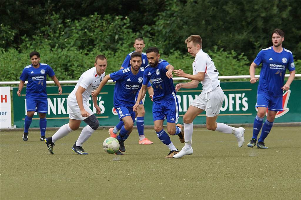 Mühlhausen-Spieler zieht sich Bänder- und Kapselriss zu – und ist froh darüber Joschka Mainz (2.v.l.) spielt nach zwei schweren Knieverletzungen nur noch mit Bandage.