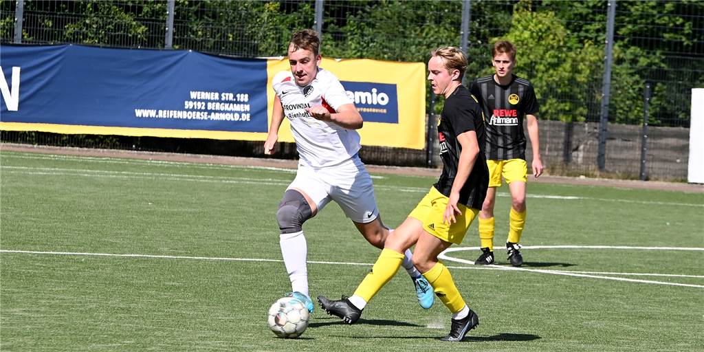 Gästetrainer landet Doppelpack: SSV Mühlhausens U23 meldet sich gegen SuS Kaiserau II zweimal zurück Joschka Mainz (l.) und die U23 des SSV Mühlhausen spielten 2:2-Remis gegen den SuS Kaiserau II um Fabrice Piel.