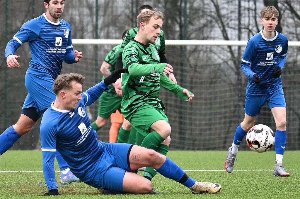 Joschua Mühlenbrock im Zweikampf um den Ball