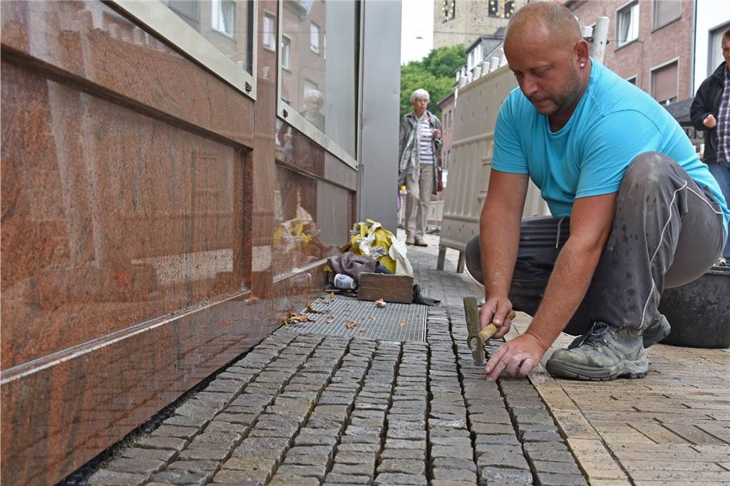Dorstens Fußgängerzone wird drei Monate früher fertig als geplant Recklinghäuser Str. Innenstadt Bauarbeiten, José Barbosa auf Bild.