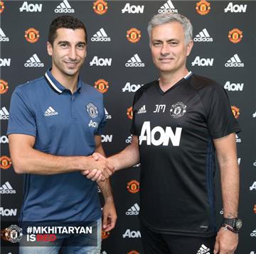 Jose Mourinho und Henrikh Mkhitaryan bei dessen Vorstellung in Manchester.