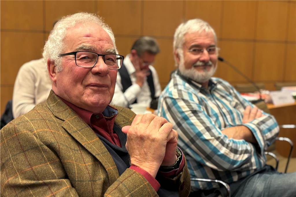Der Ur-Grüne aus dem Rat: „Nie nachtragend, aber schon immer Experte“ Josef Berkel (l.), hier neben CDU-Kollege Matthias Hart, wurde bei der Ratssitzung am 12.12.2024 im Ratssaal der Stadt Castrop-Rauxel für 25-jährige Mitgliedschaft im Stadtrat geehrt. Der Becklemer hört bald auf.