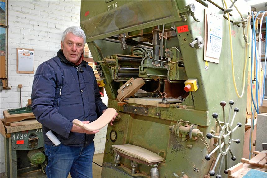 Spahn-Inventar unter dem Online-Hammer Josef Gausling hat an dieser Maschine Tausende Stühle geleimt. Jetzt wird sie versteigert.